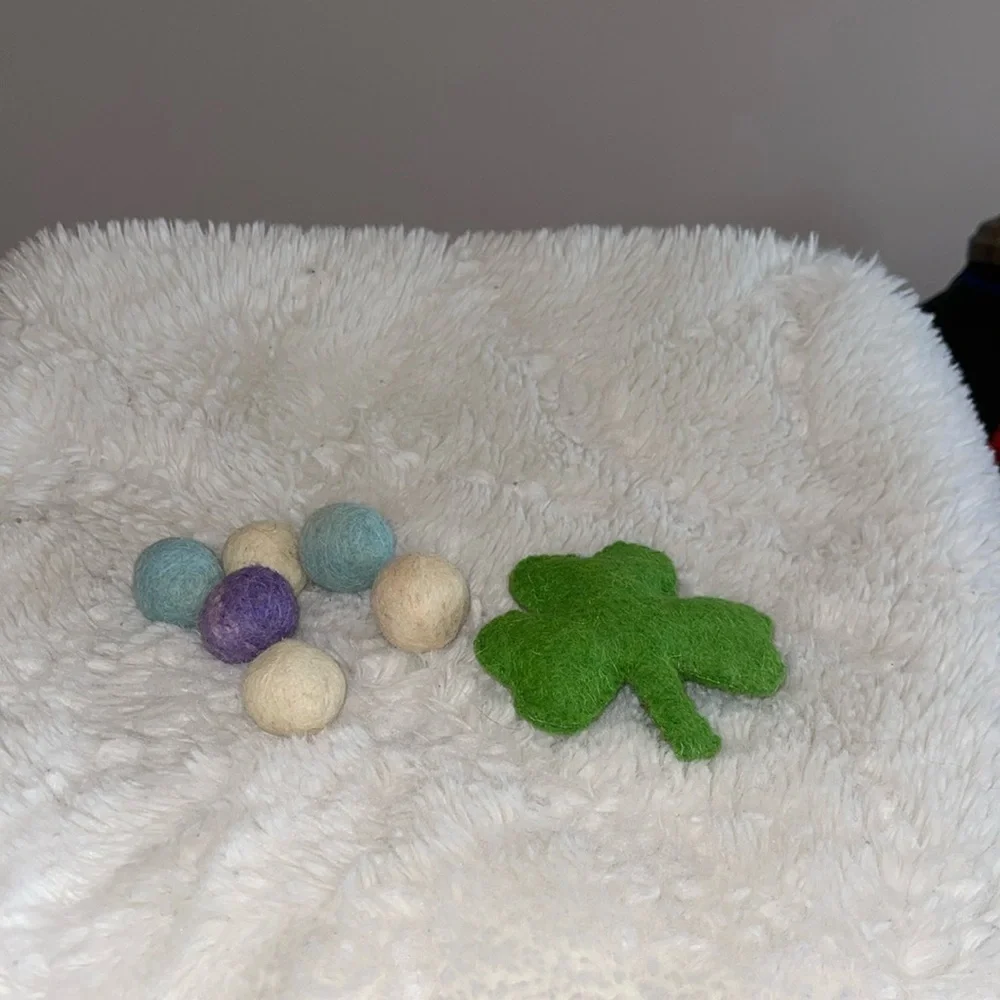 Cat felt any  day toys 6 felt balls and one clover  Great for fetch ,