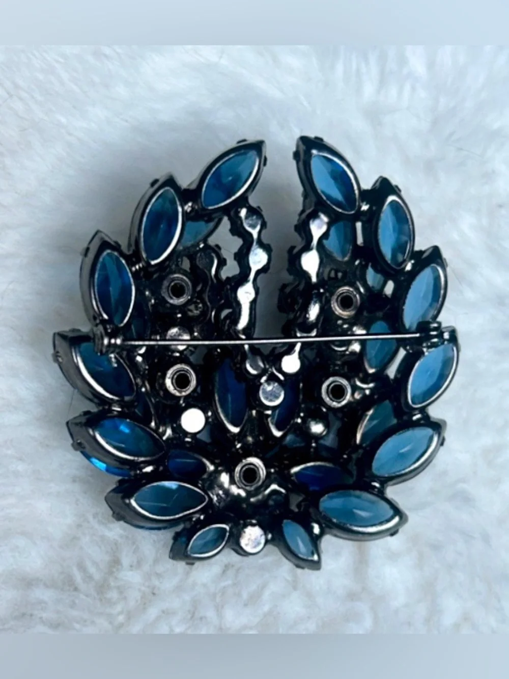 DeLizza & Elster (Juliana) Cobalt Blue Crystal Floral Cluster Style Brooch