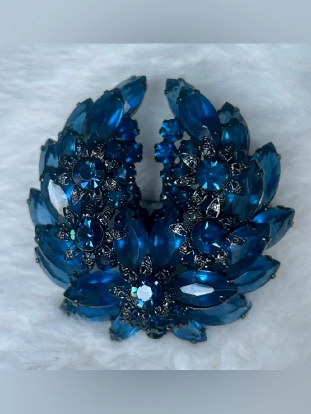 DeLizza & Elster (Juliana) Cobalt Blue Crystal Floral Cluster Style Brooch