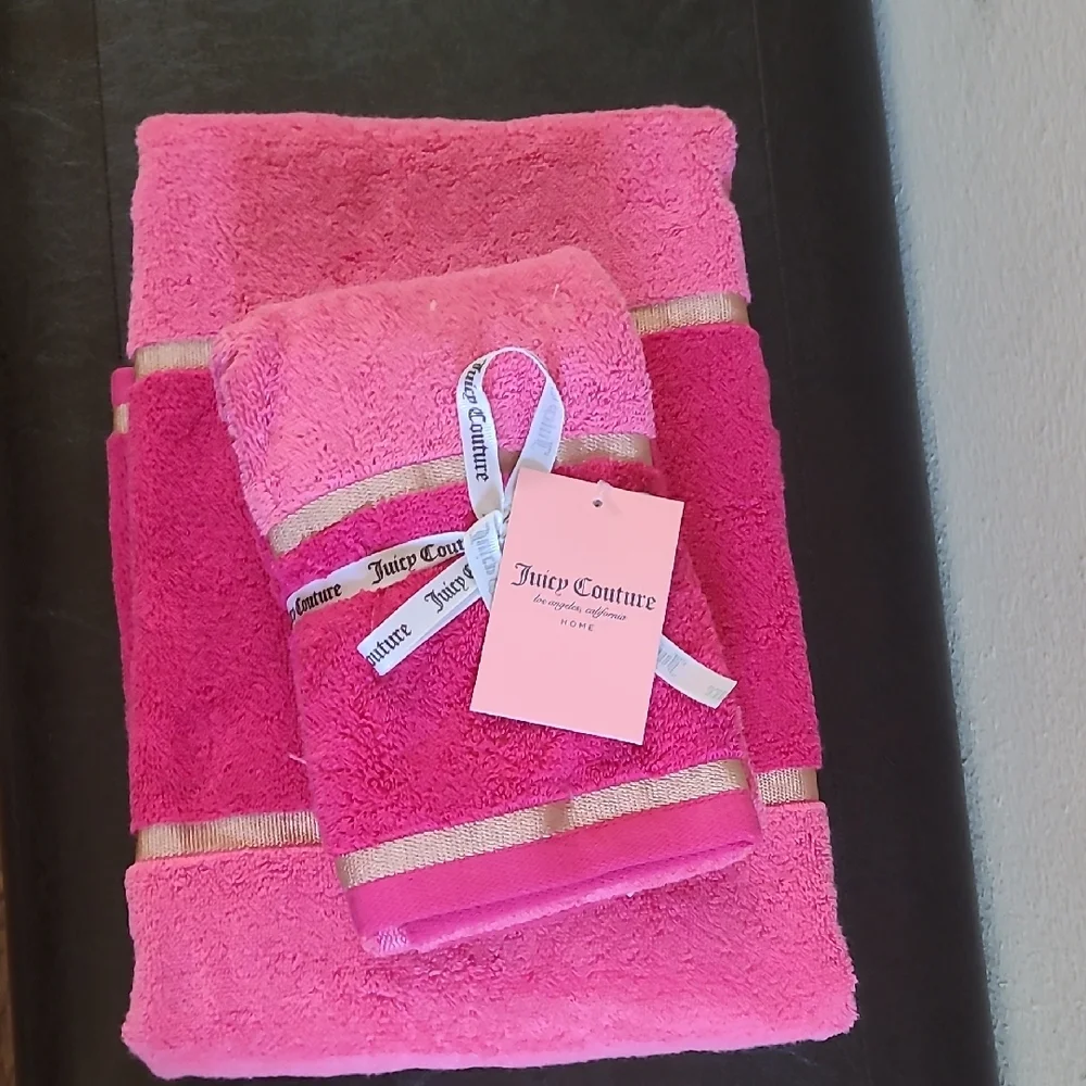 NWT Juicy Couture Pink & Gold Towel Set