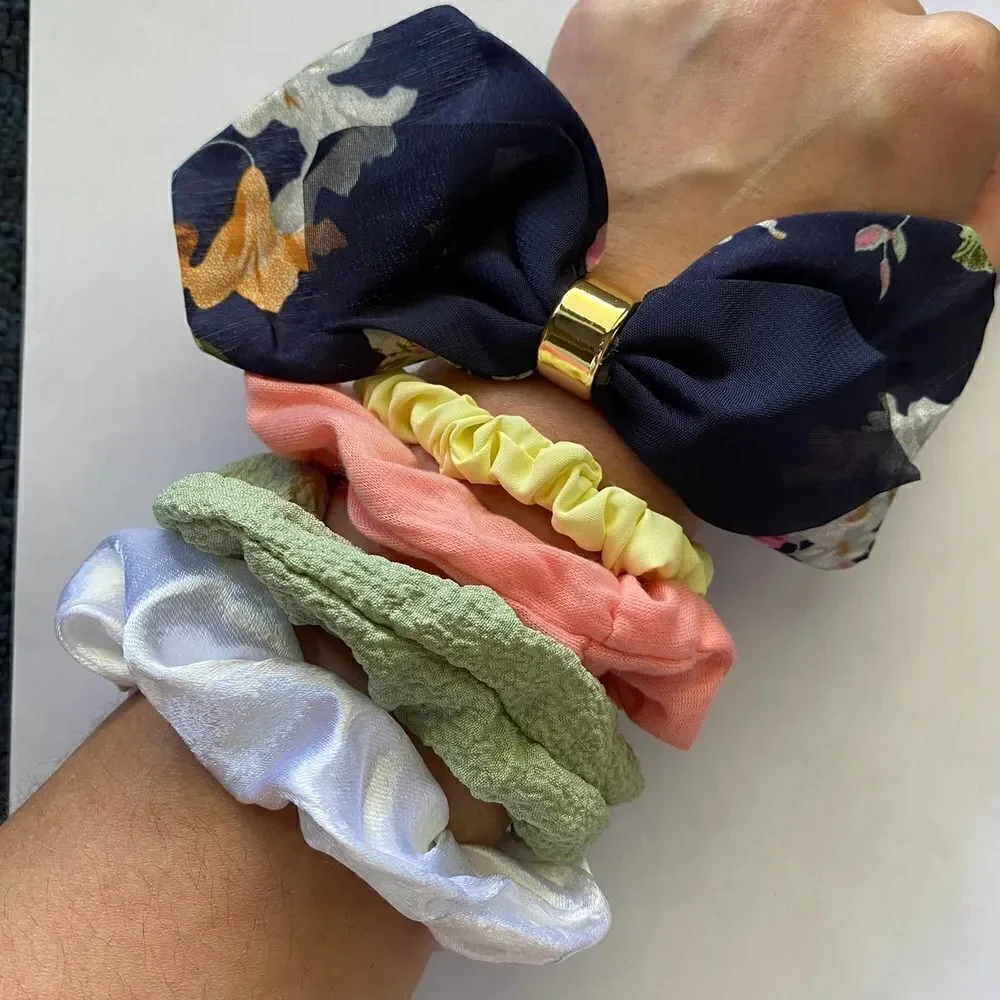𝅺Set of 5 Scrunchies - Navy Floral Bow