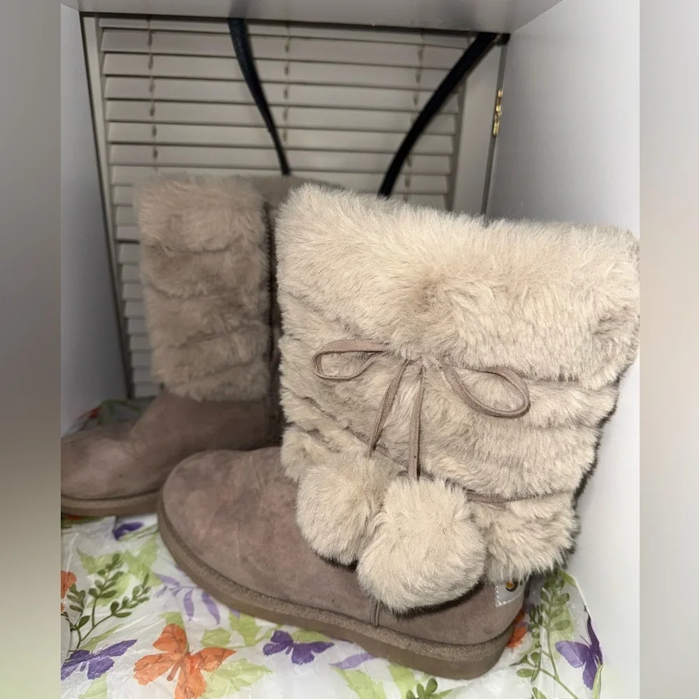 Makalu California 	•	light taupe uppers