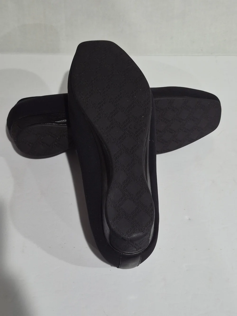 Vionic black slip
