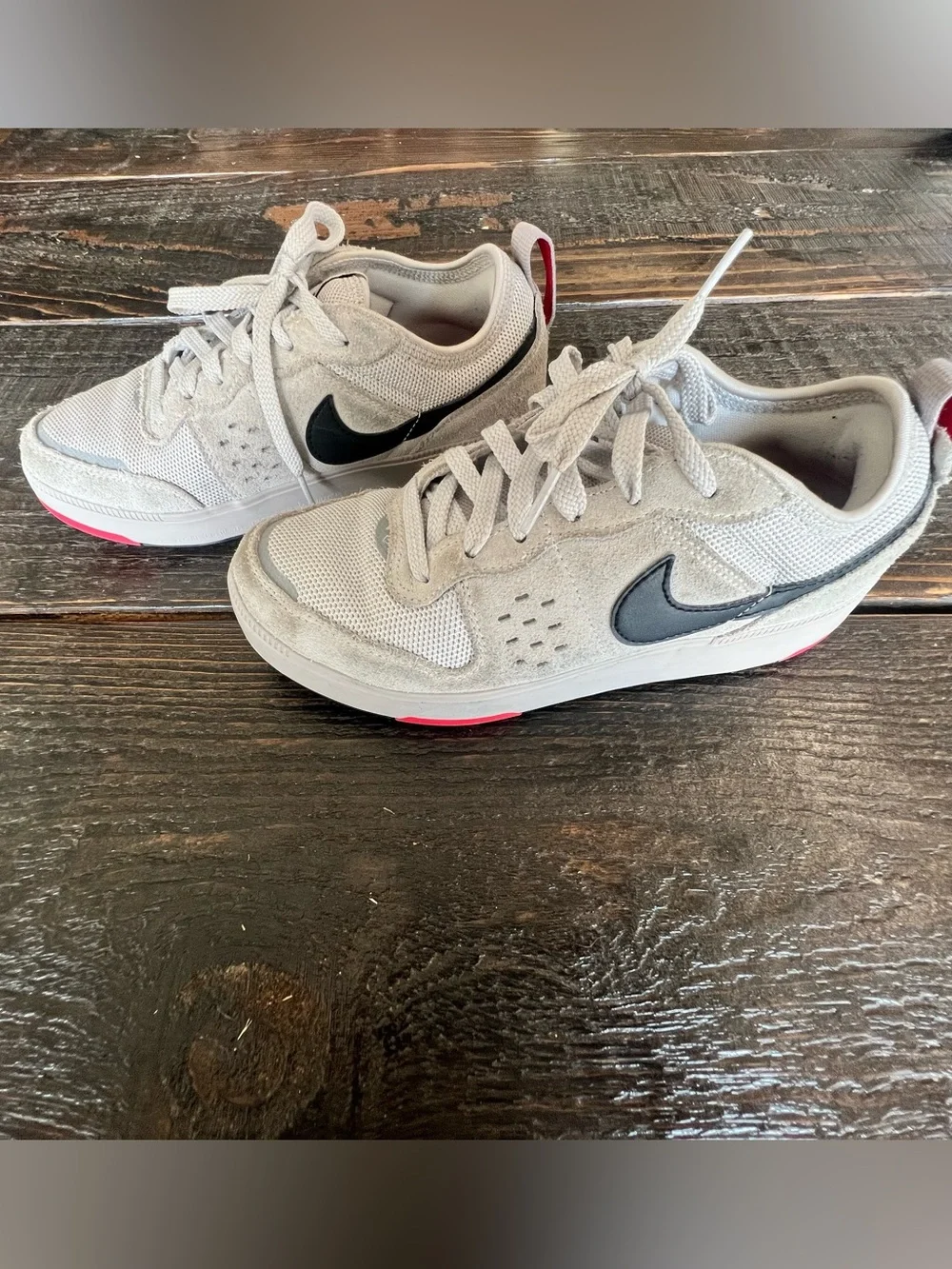 Clty Big Kids Light Gray and Black Sneakers