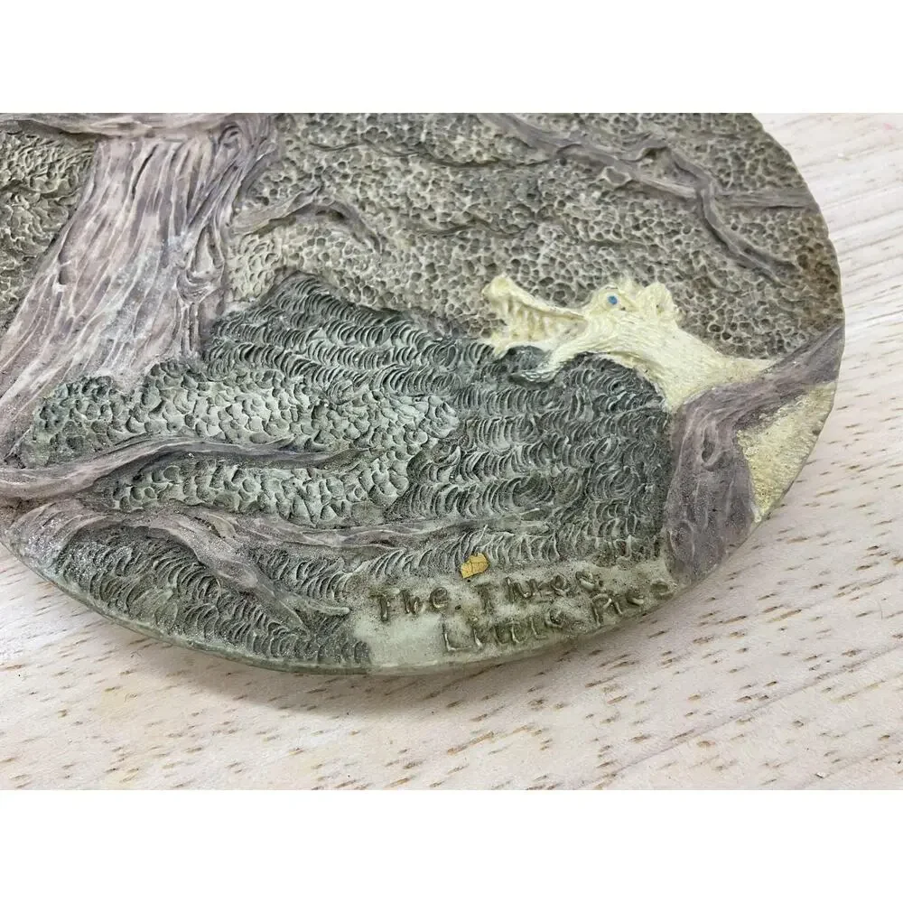 Three‎ Little Pigs Round Relief Plaque Resin Art Wolf Fairy Tale Rustic Decor