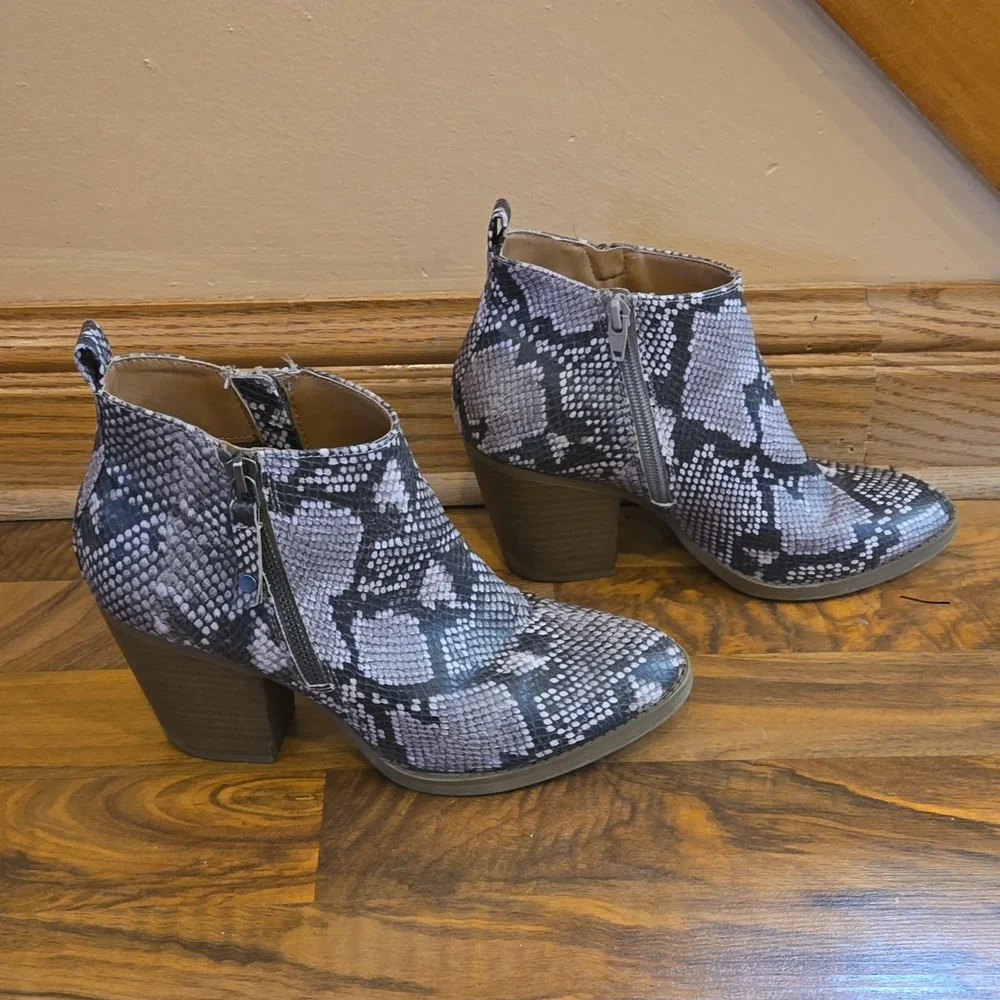 Universal Thread snakeskin look