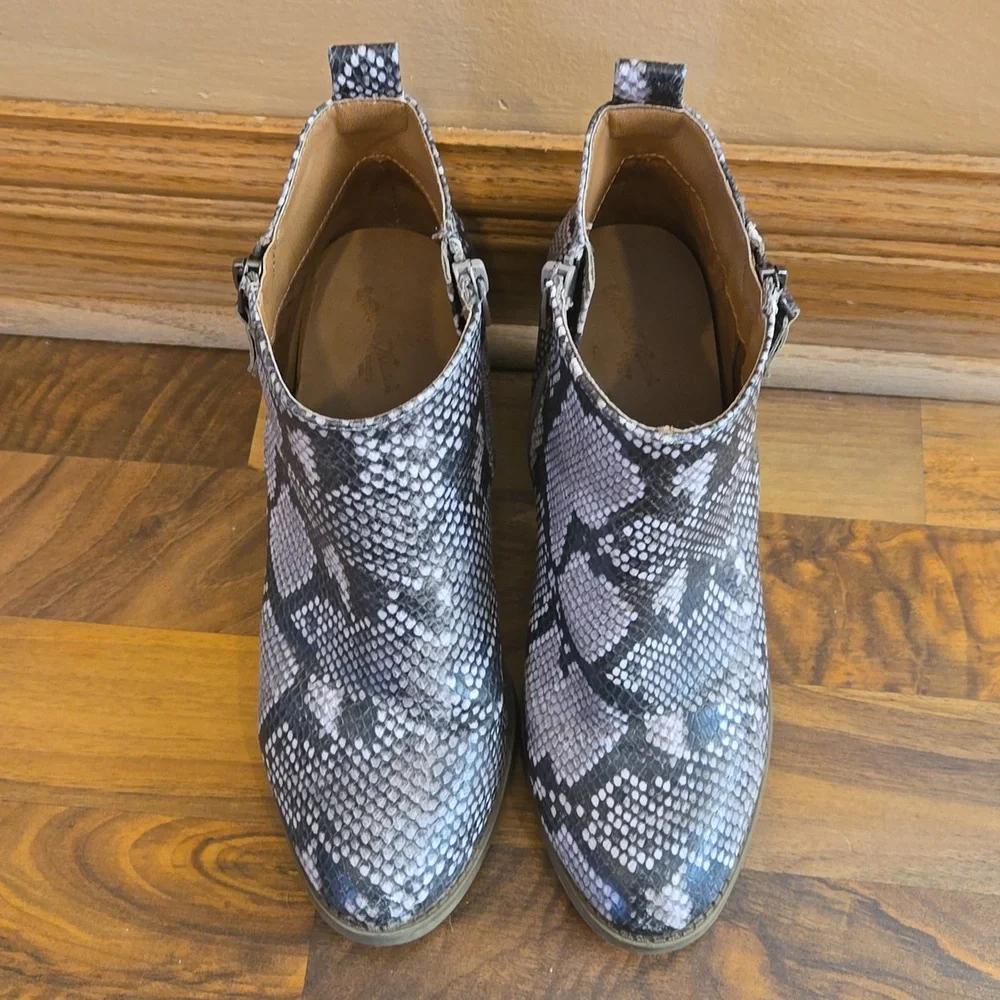 Universal Thread snakeskin look