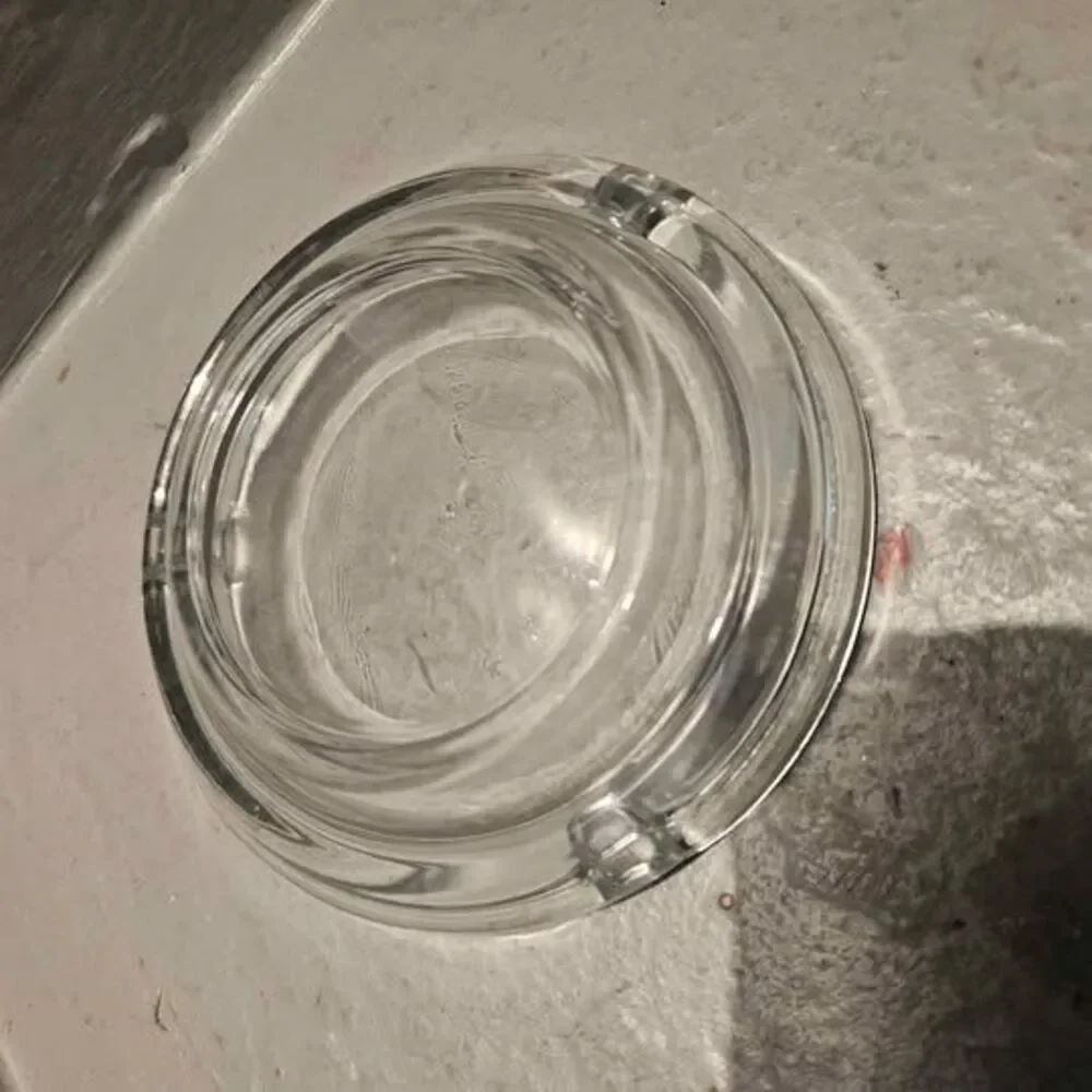 Unbranded round piece