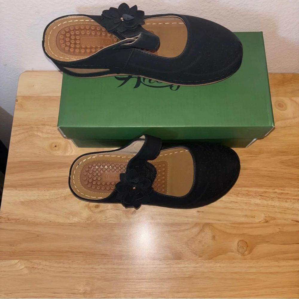 Woman’s Black Mary Jane Wedge Sandals with Flower Accent, Size 7 NWT