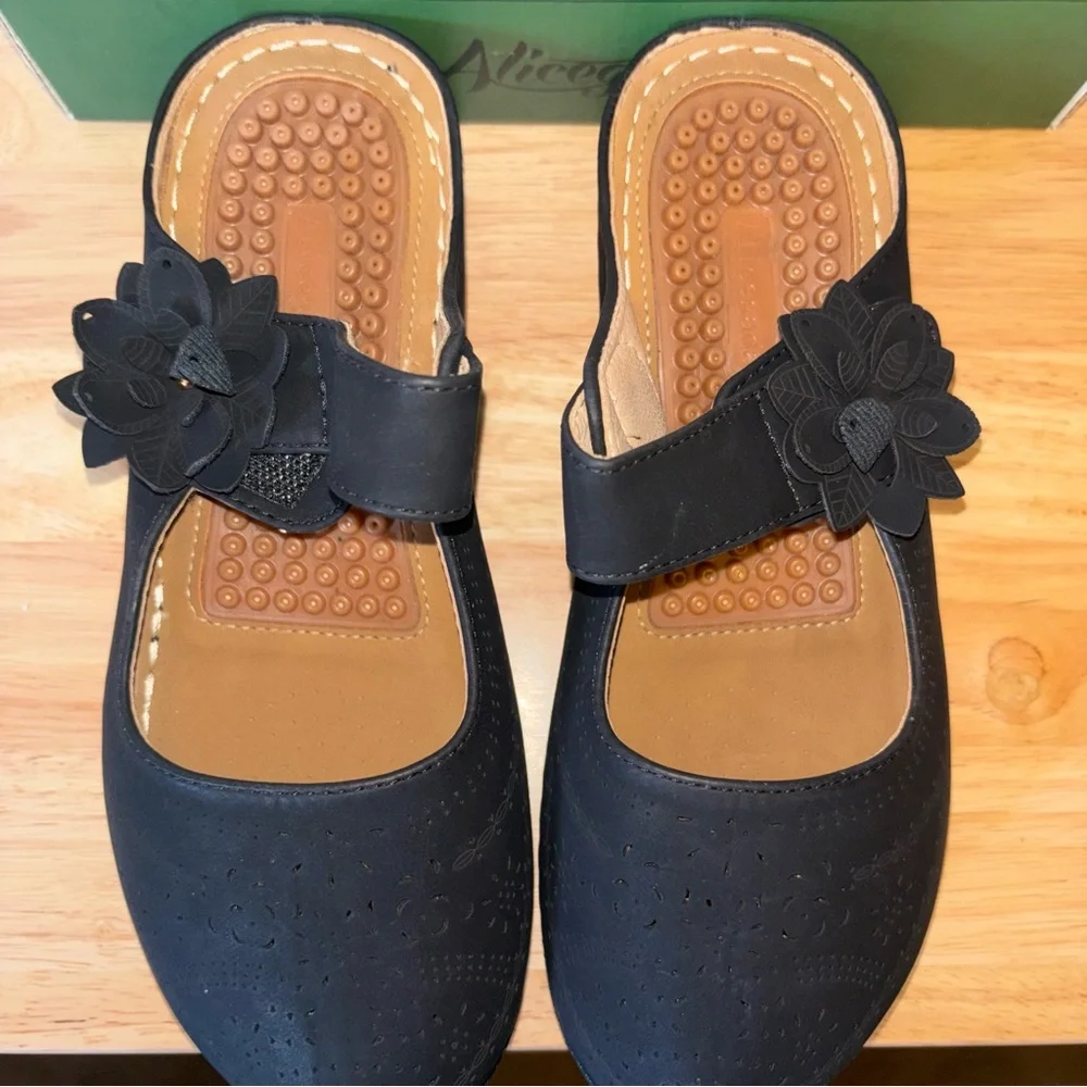 Woman’s Black Mary Jane Wedge Sandals with Flower Accent, Size 7 NWT