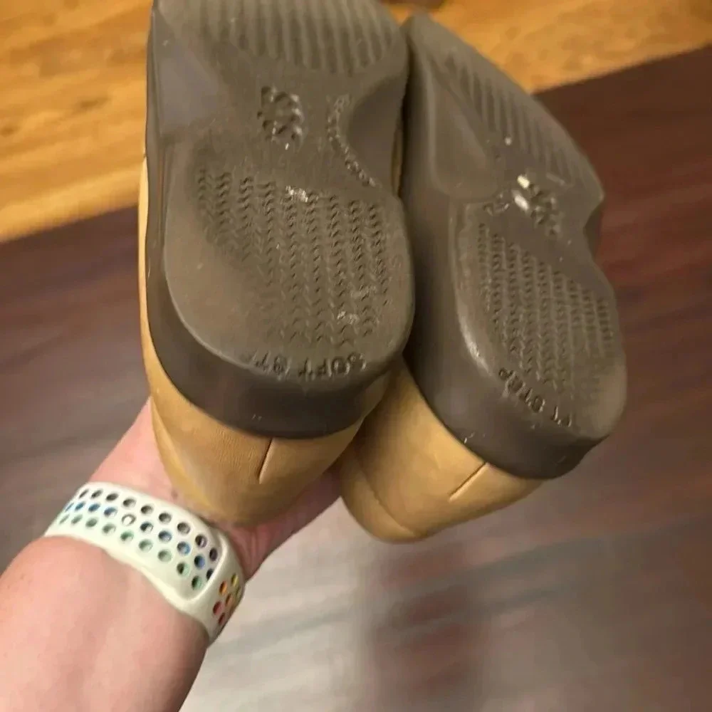 SAS tan women’s slip on flats size 7.5M