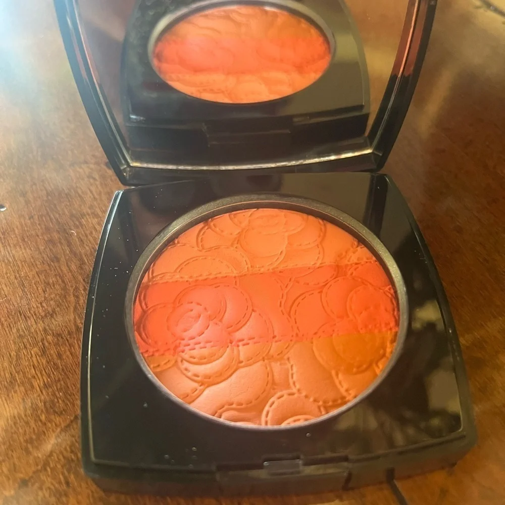 CHANEL brighten your