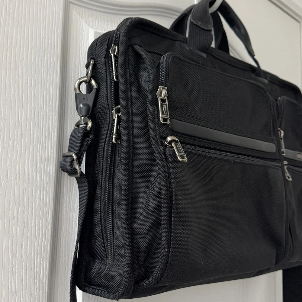 Tumi pockets see computer