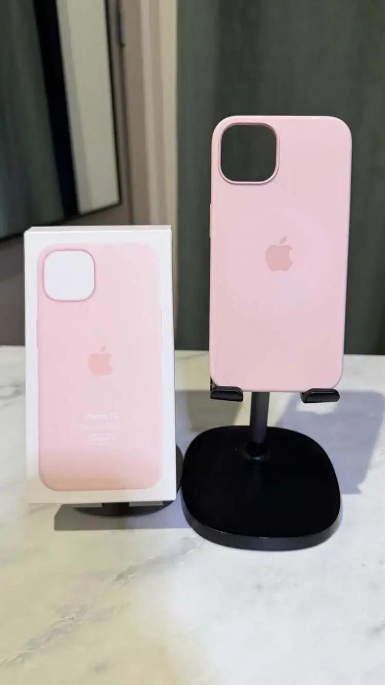 Apple iPhone 13 Silicone Case with MagSafe - Chalk Pink