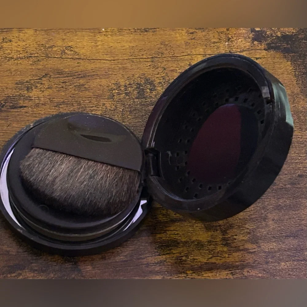 mark. Cream-to-Tan Bronzer & Contour Compact