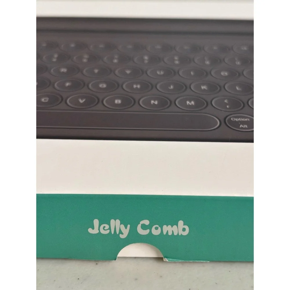 Jelly Comb wll sleek desk