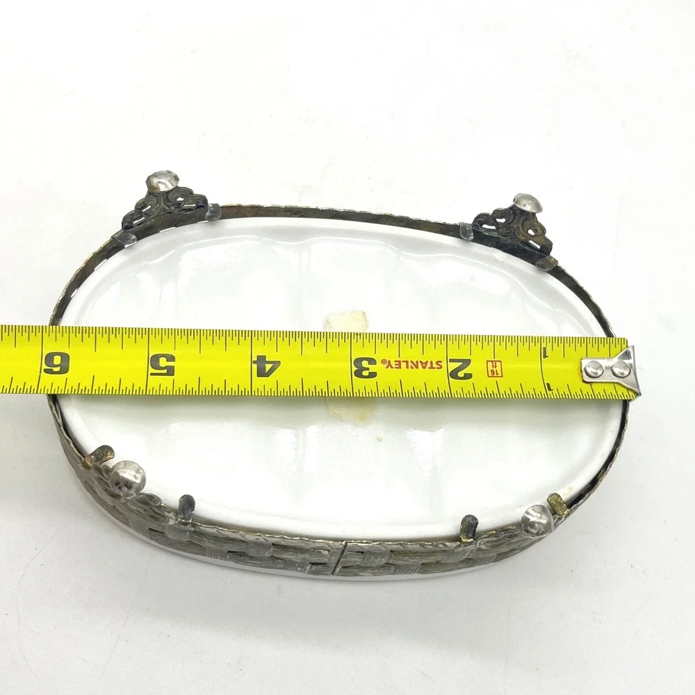 Unbranded vintage oval