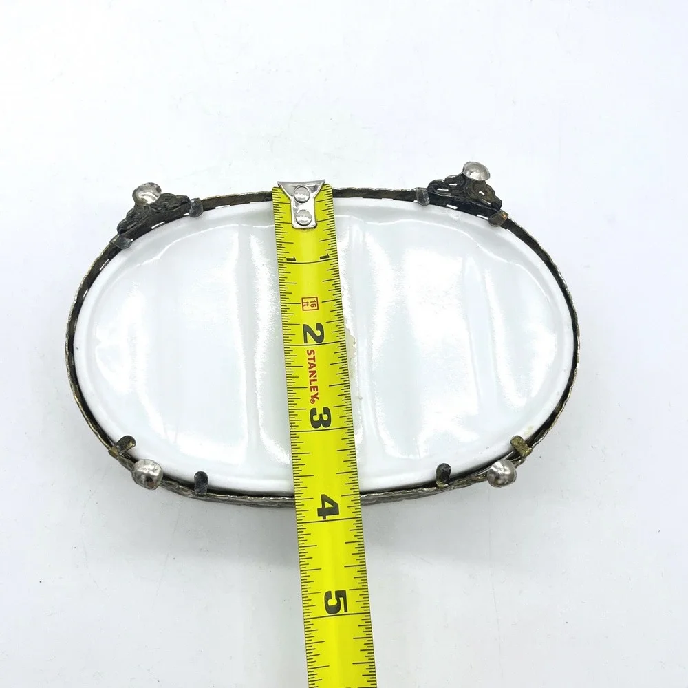 Unbranded vintage oval