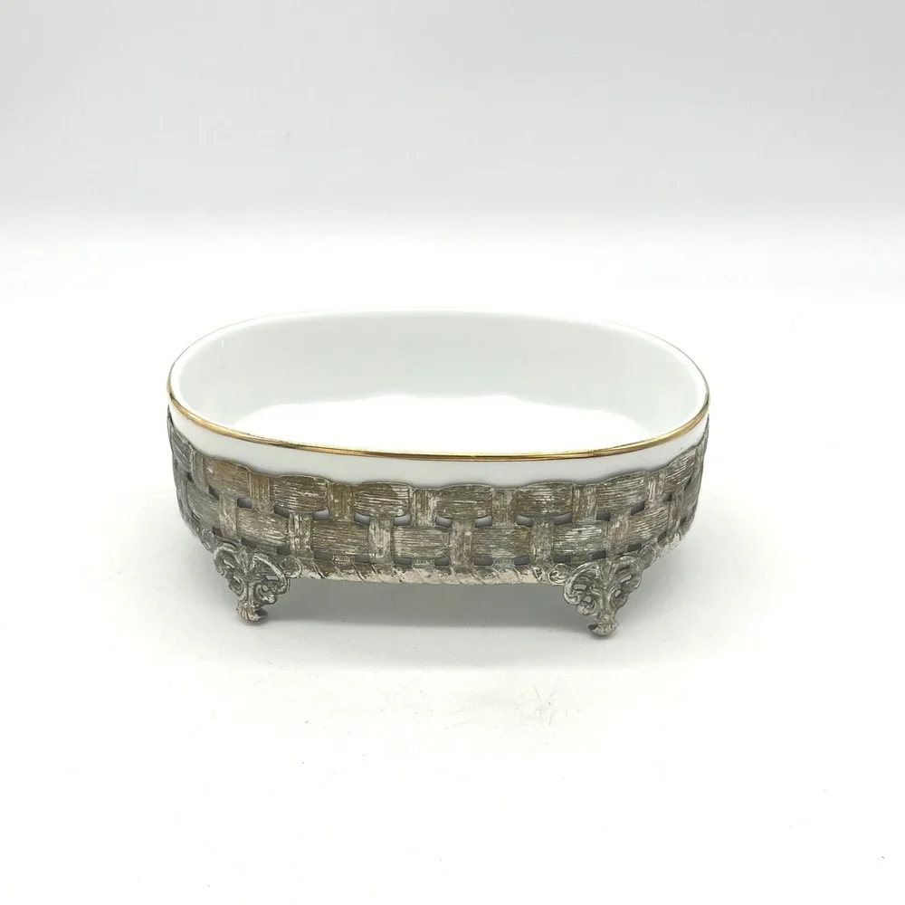 Unbranded vintage oval
