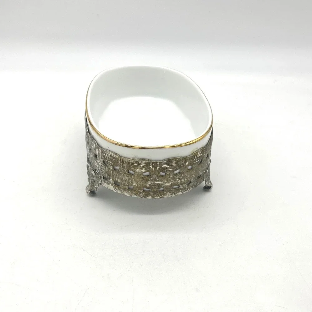 Unbranded vintage oval
