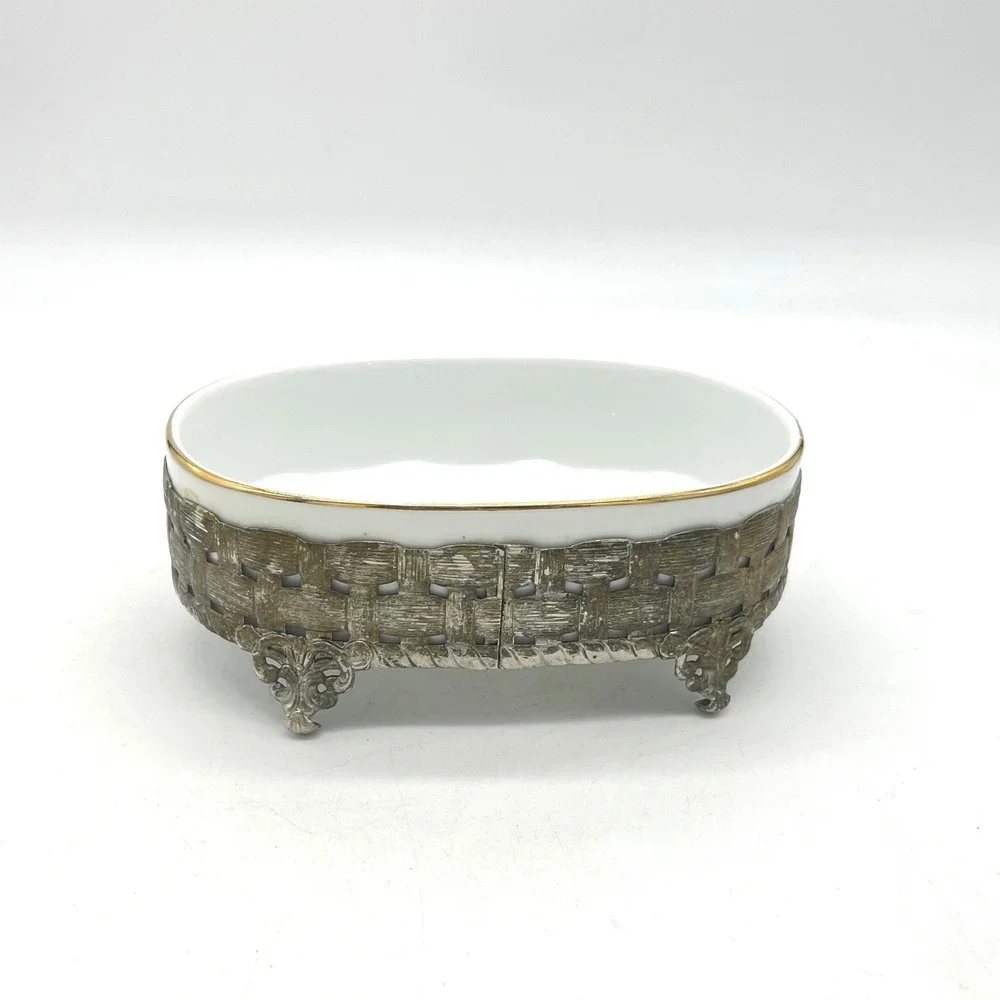 Unbranded vintage oval