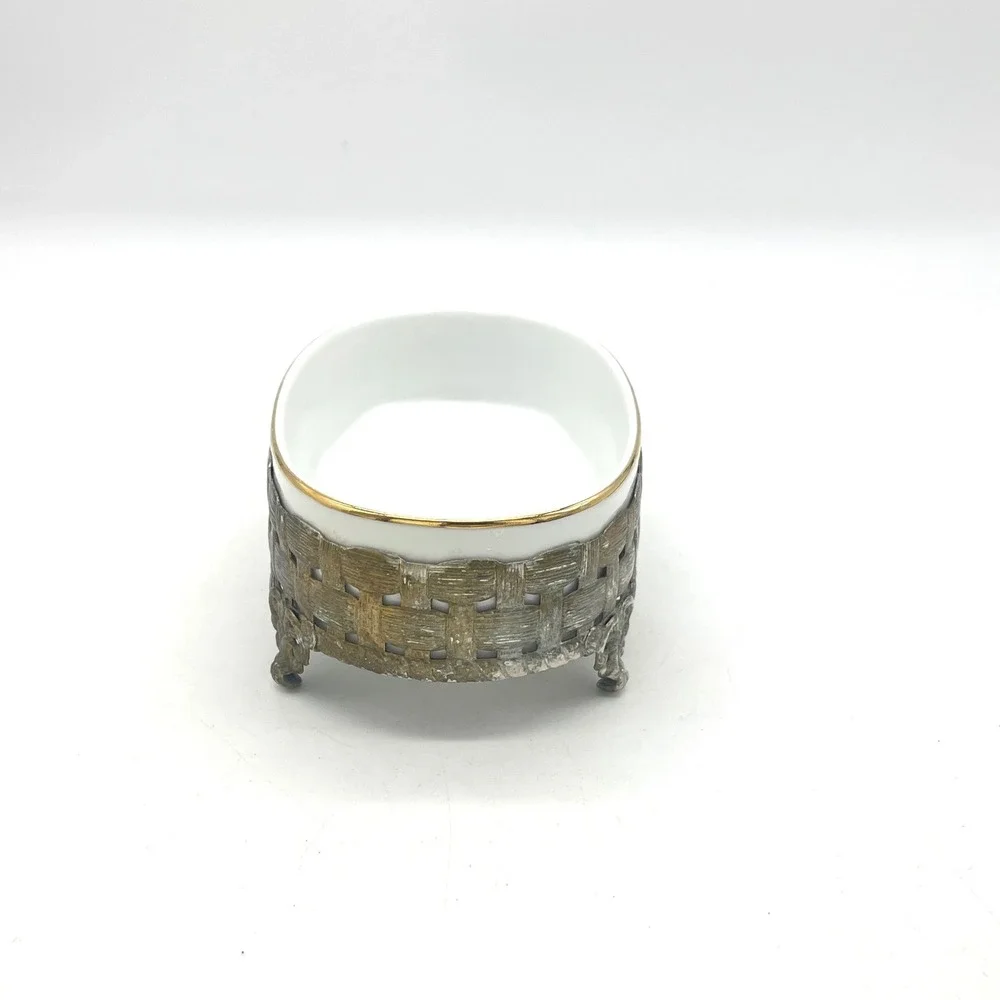 Unbranded vintage oval
