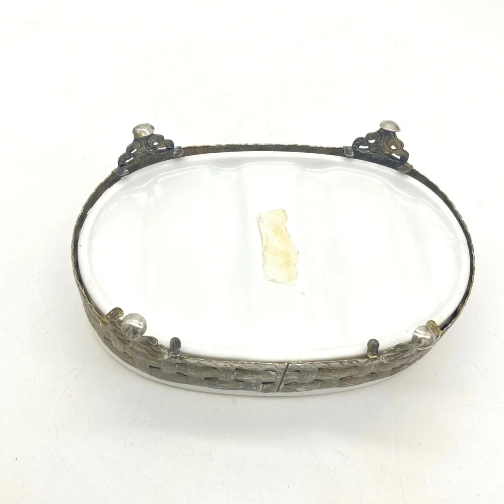 Unbranded vintage oval