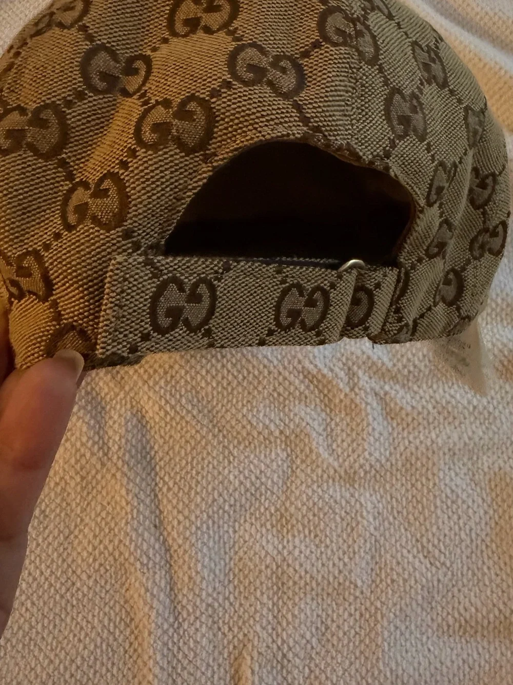 Gucci signature gg