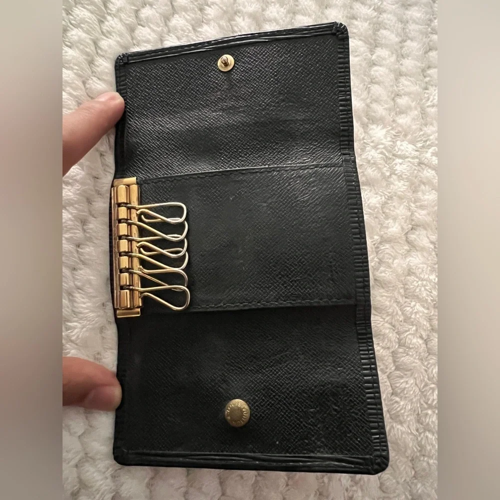 Louis Vuitton measures 4x3