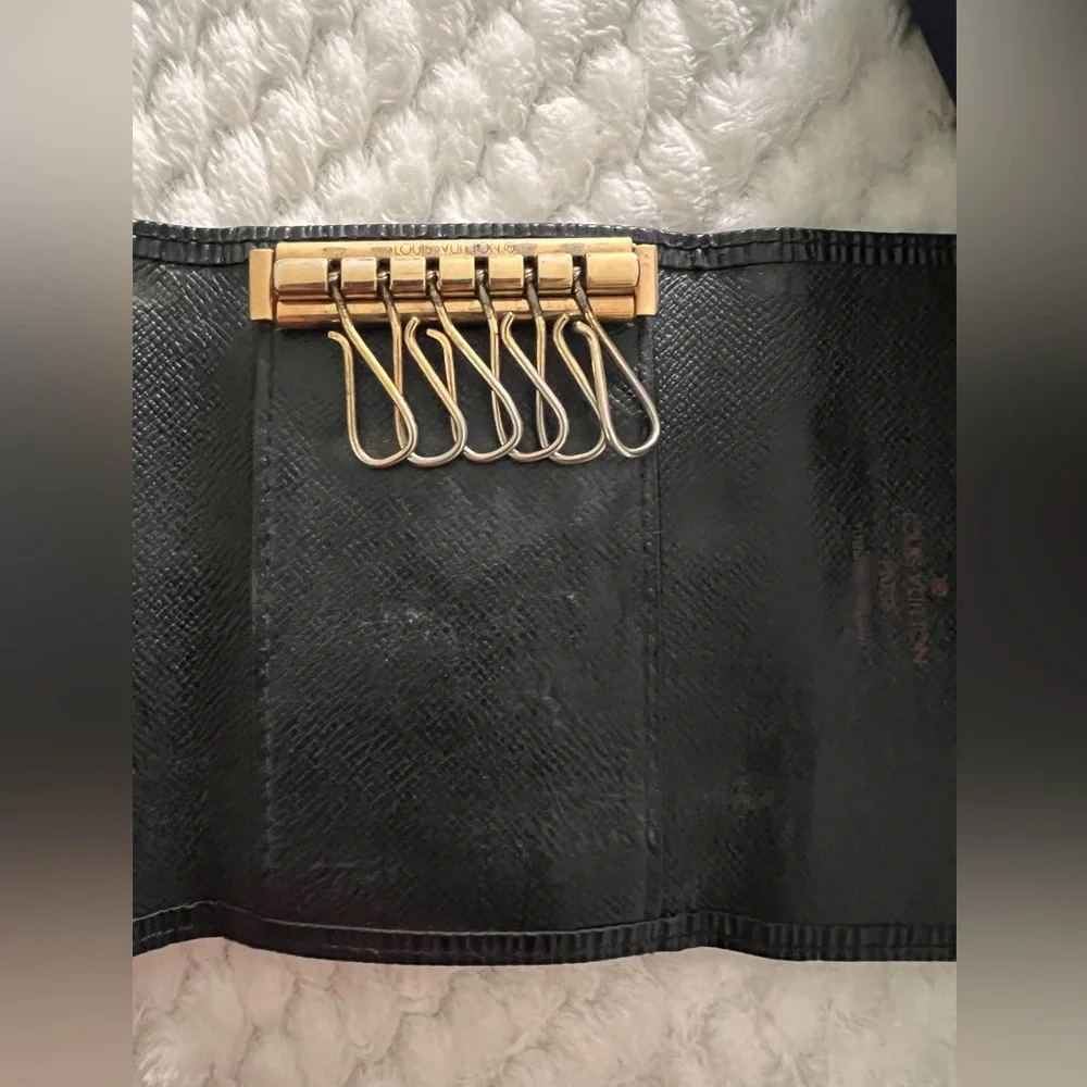 Louis Vuitton measures 4x3
