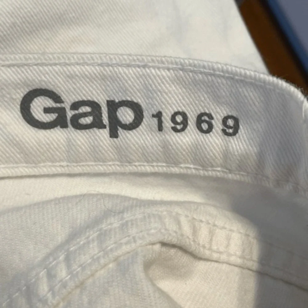 GAP 1969 white