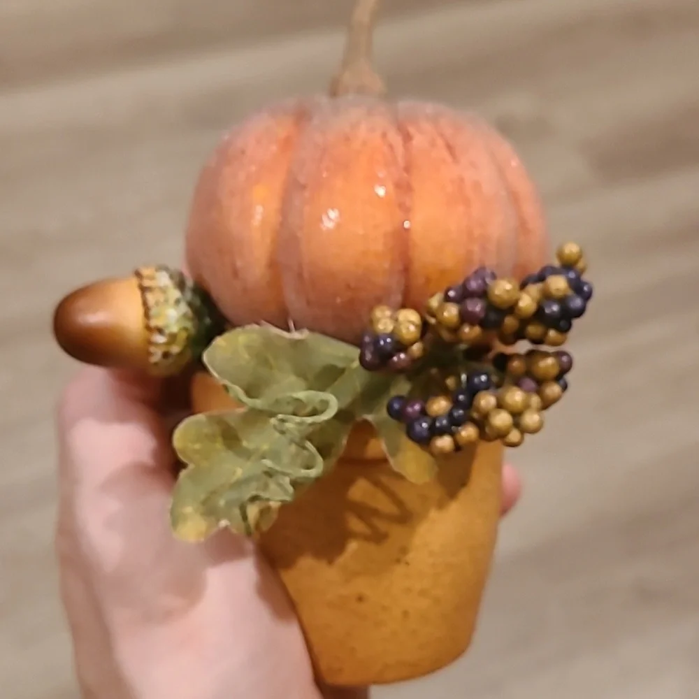 Mini floral fall pot.