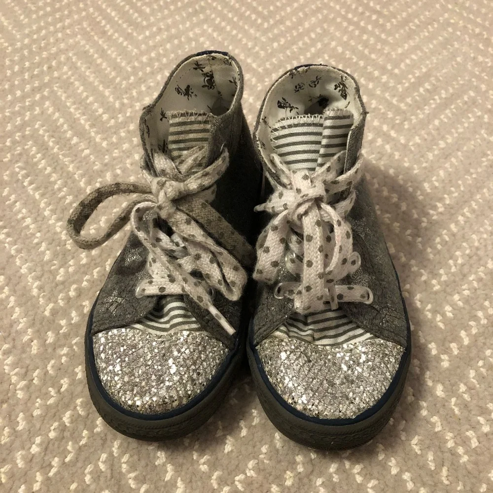 Converse gray star