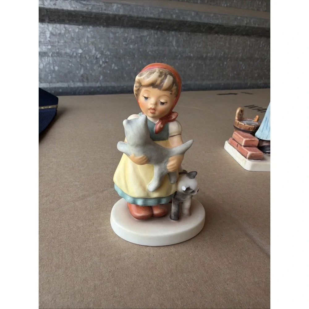 Goebel 2007 Limited Edition Girl Holding Cat‎ Figurine 8042/25000