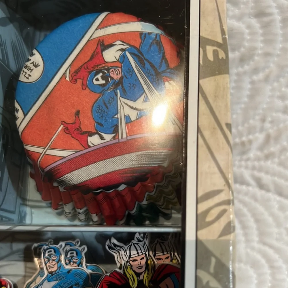 Marvel Comics Cupcake Kit, NWT‎