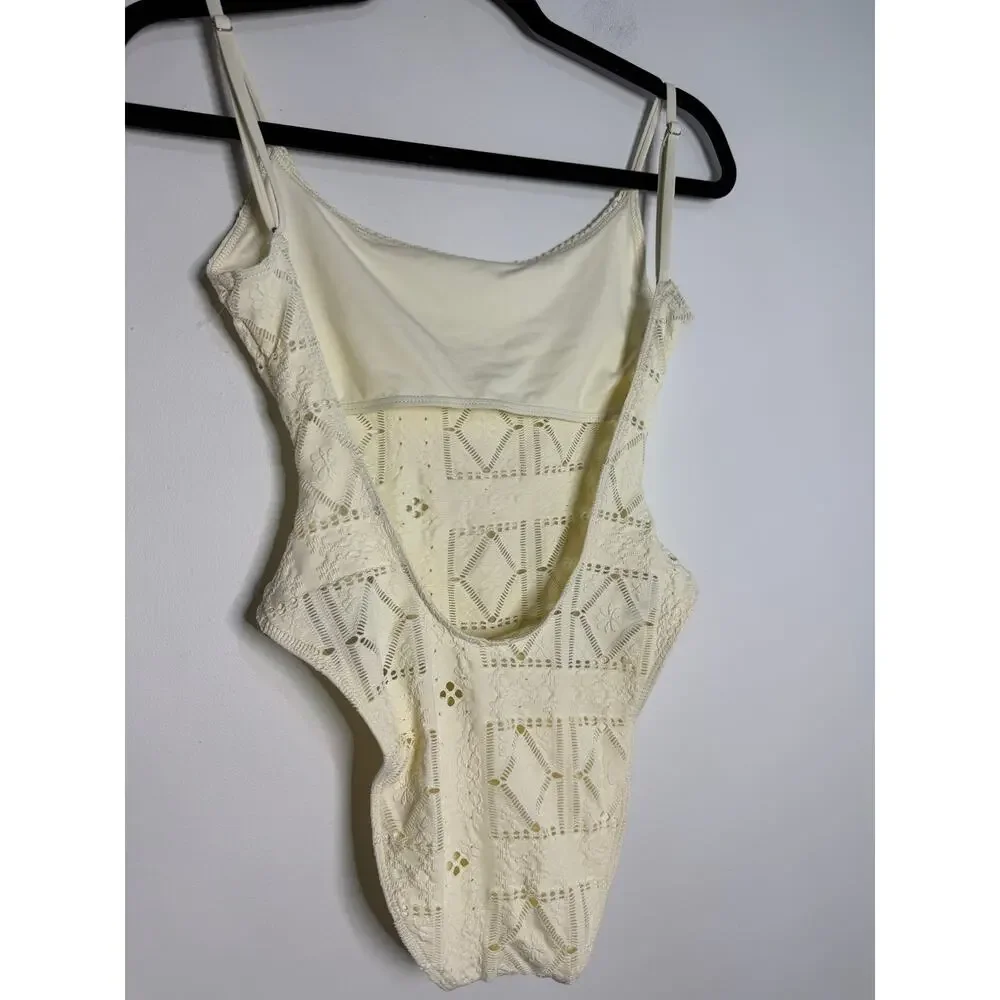 Frankies Bikinis dive into