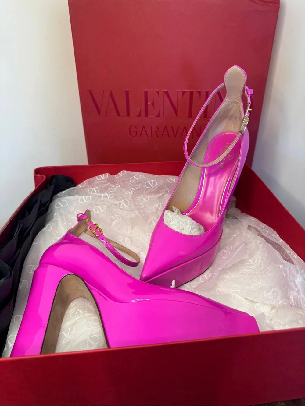 Valentino Garavani nwt 100%