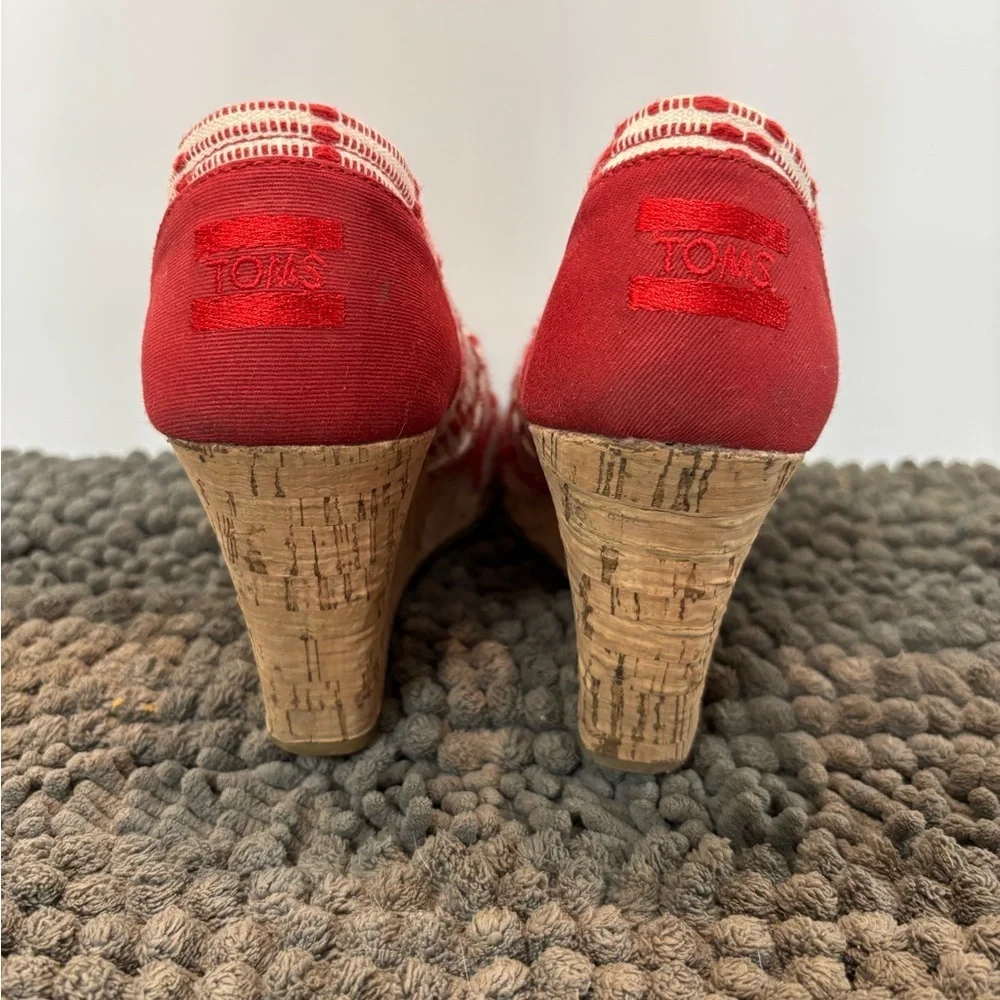 Toms red white