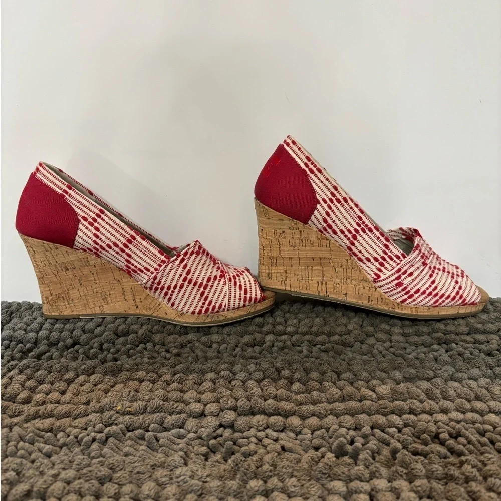 Toms red white
