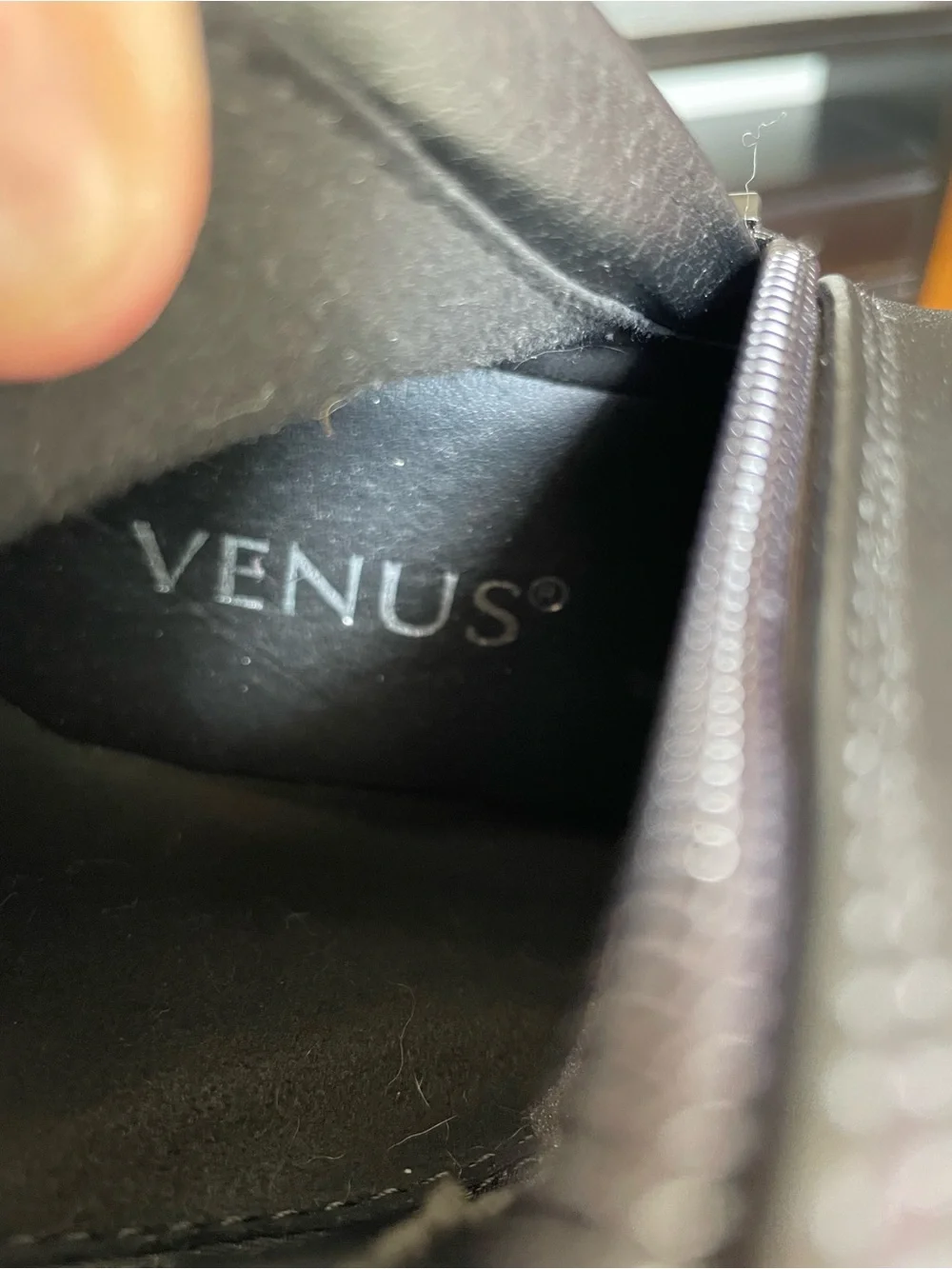 VENUS sleek black