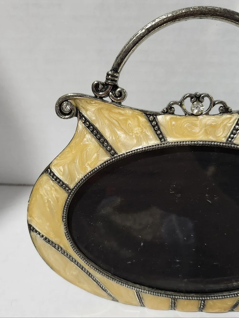 N/A has oval