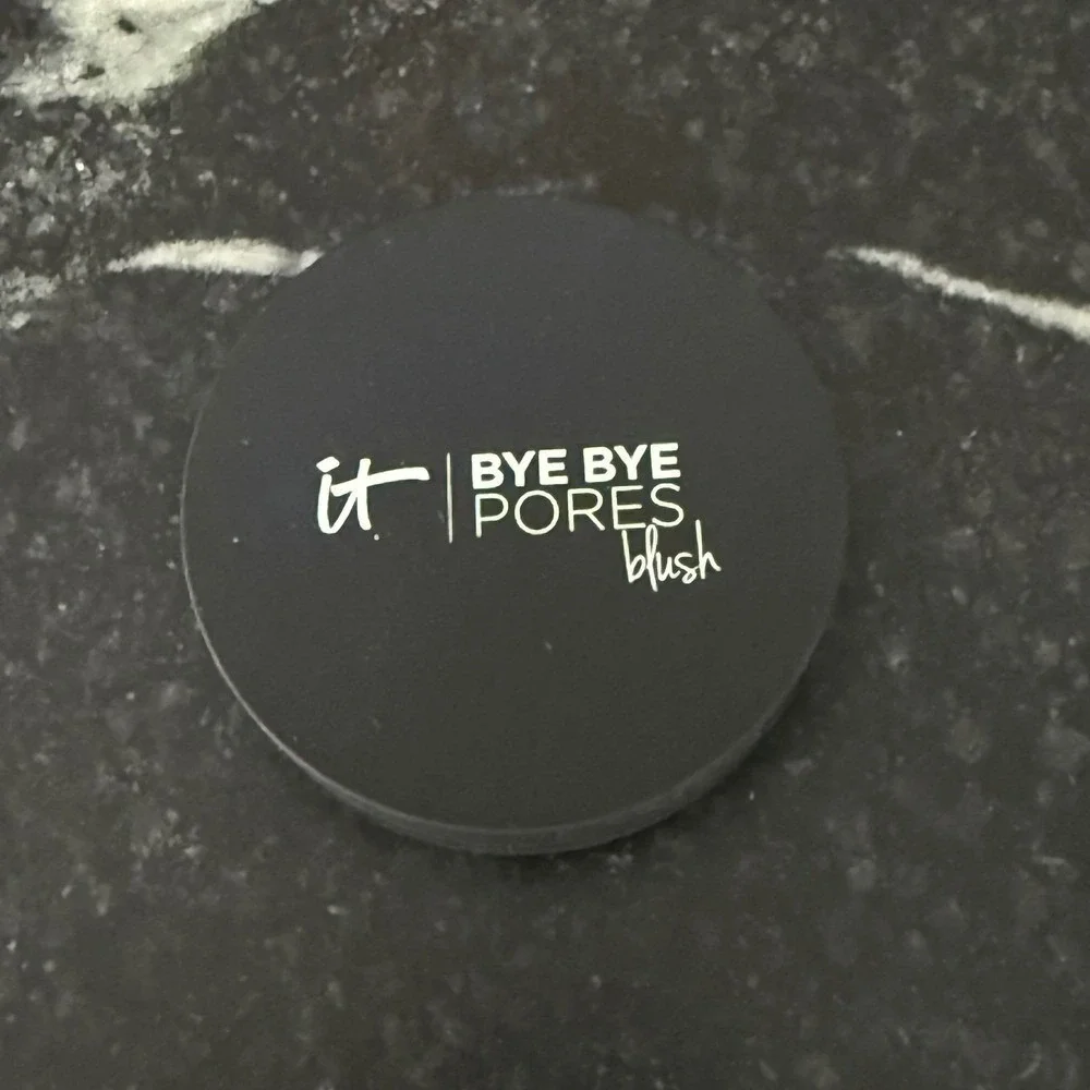 it cosmetics bye pores