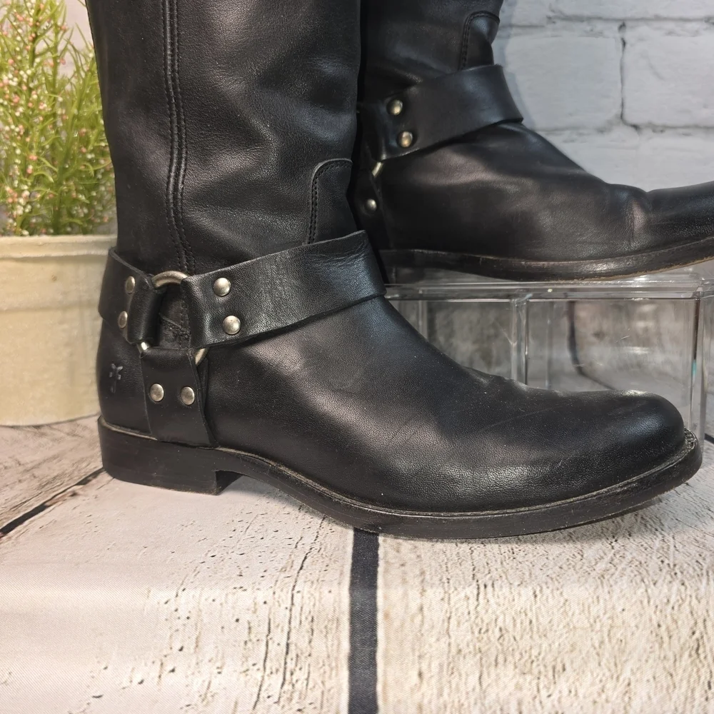Frye very nice