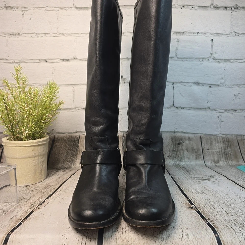 Frye very nice