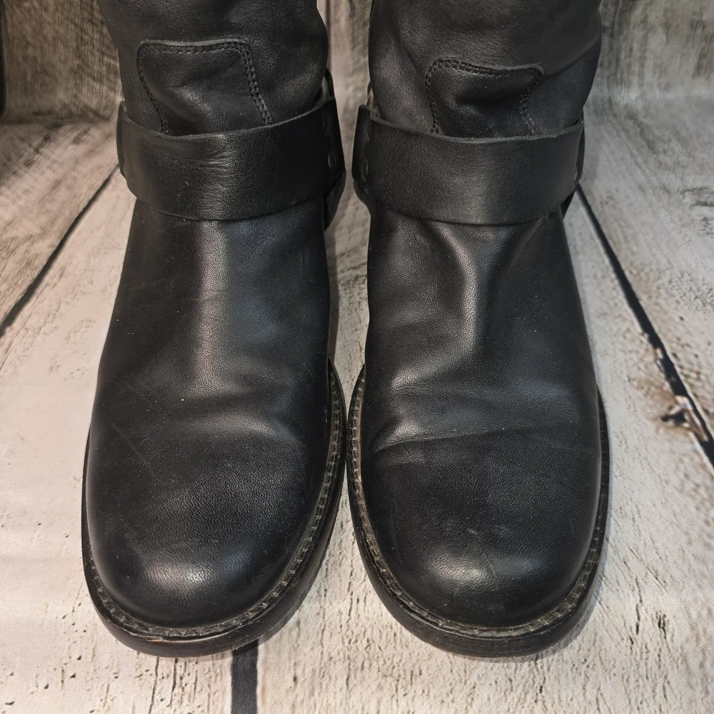 Frye very nice
