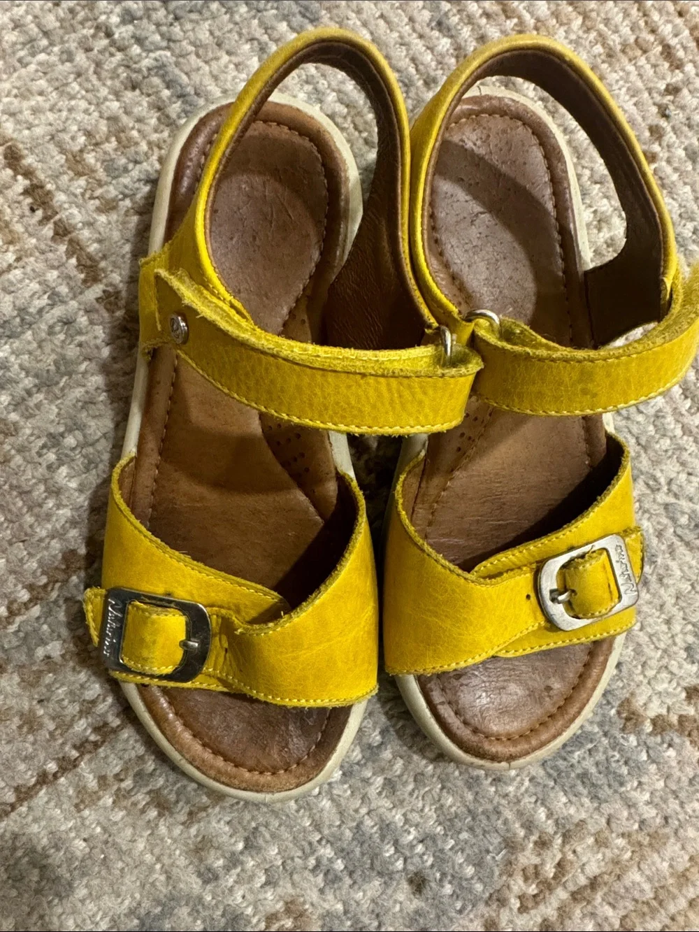 Naturino yellow leather