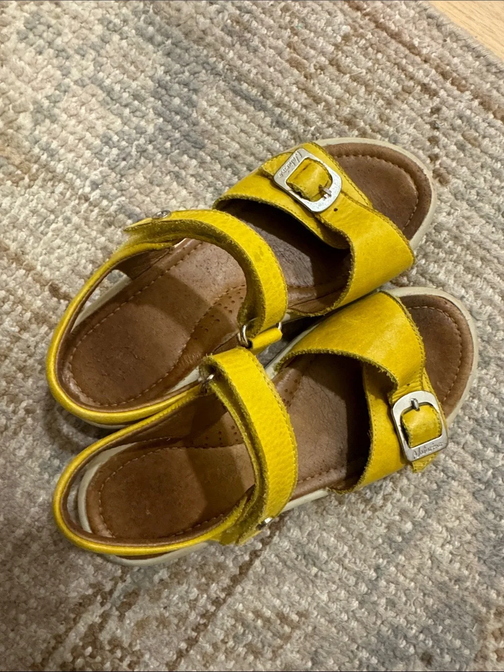 Naturino yellow leather