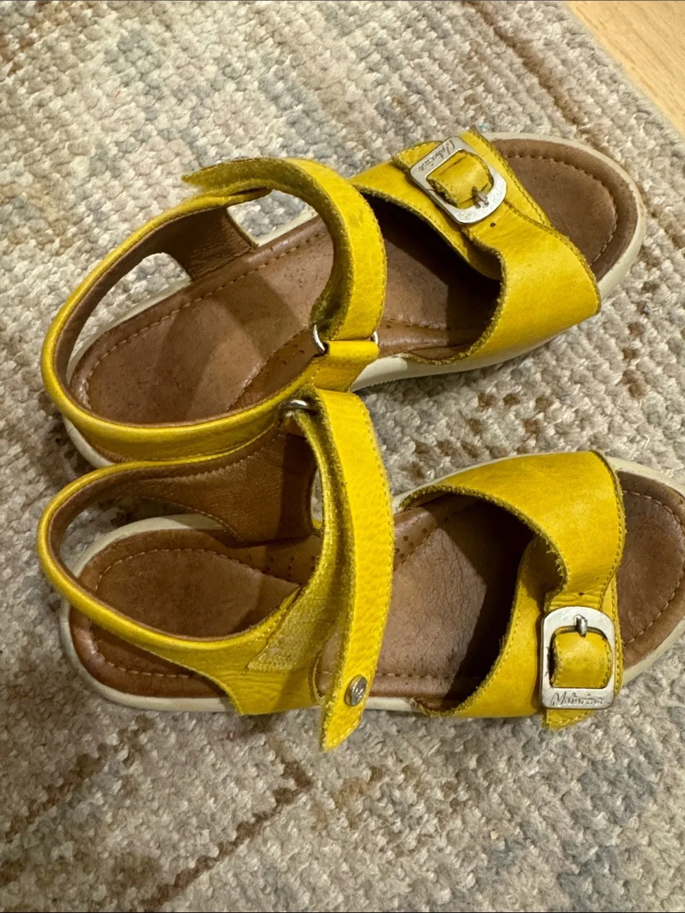 Naturino yellow leather