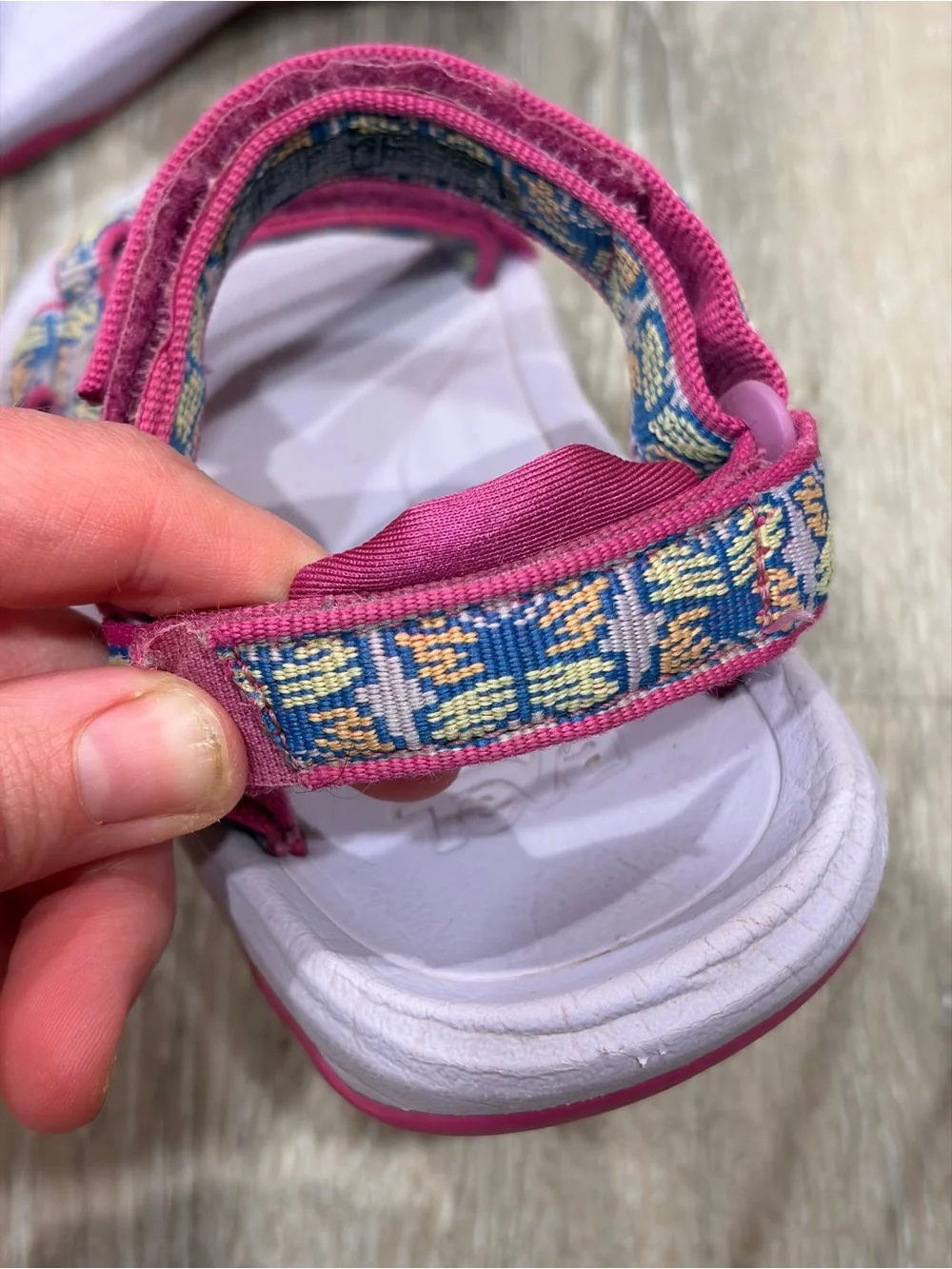Teva bright pink
