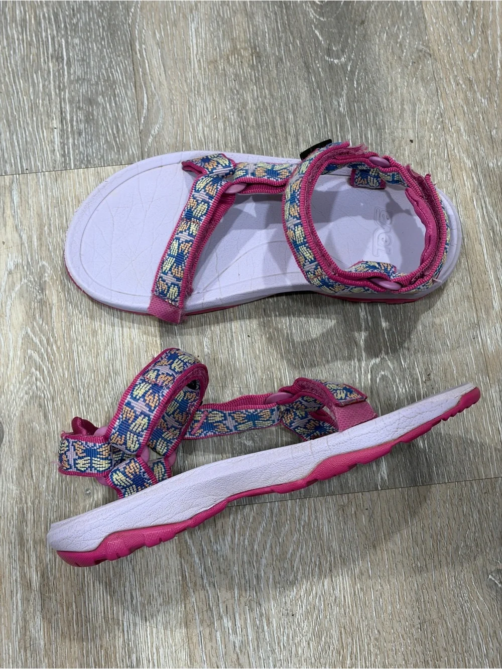 Teva bright pink